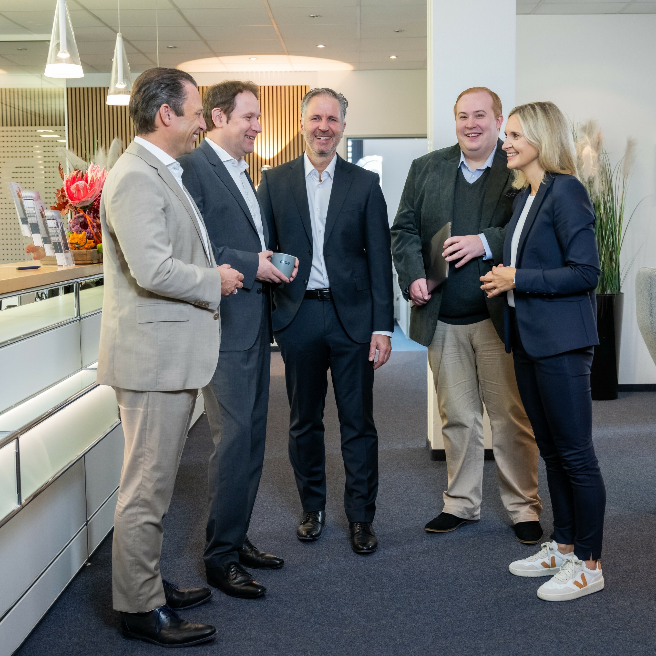 Bild aller Kanzleipartner im Empfangsbereich der Kanzlei